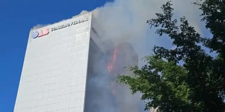 Prédio do Conselho Federal da OAB é tomado por incêndio de grandes proporções