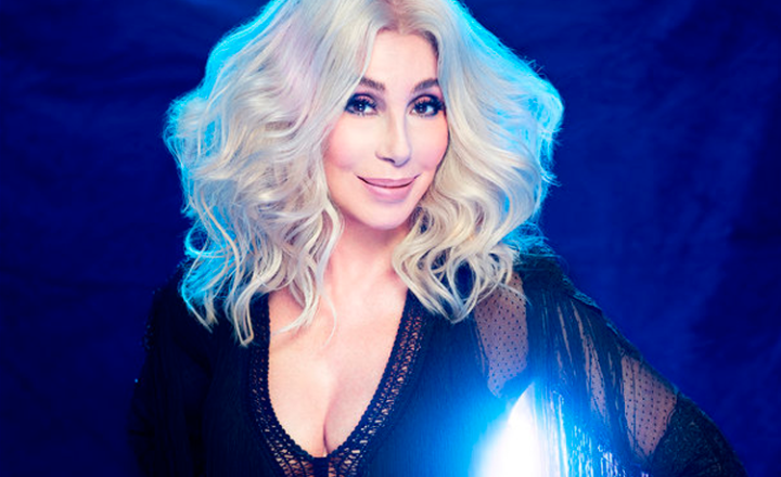 Quase aos 80 anos, Cher revela segredos de sua vida em biografia aguardada