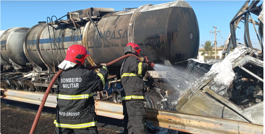 Rondonópolis: Bombeiros combatem incêndio após colisão entre duas carretas e um ônibus