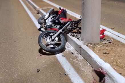Homem morre ao perder controle de moto e bater em poste de luz