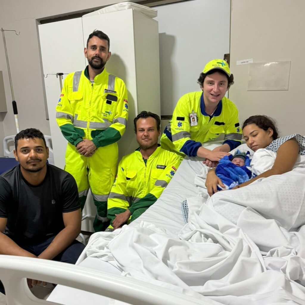 Mãe entra em trabalho de parto e bebê nasce em ambulância na BR-163