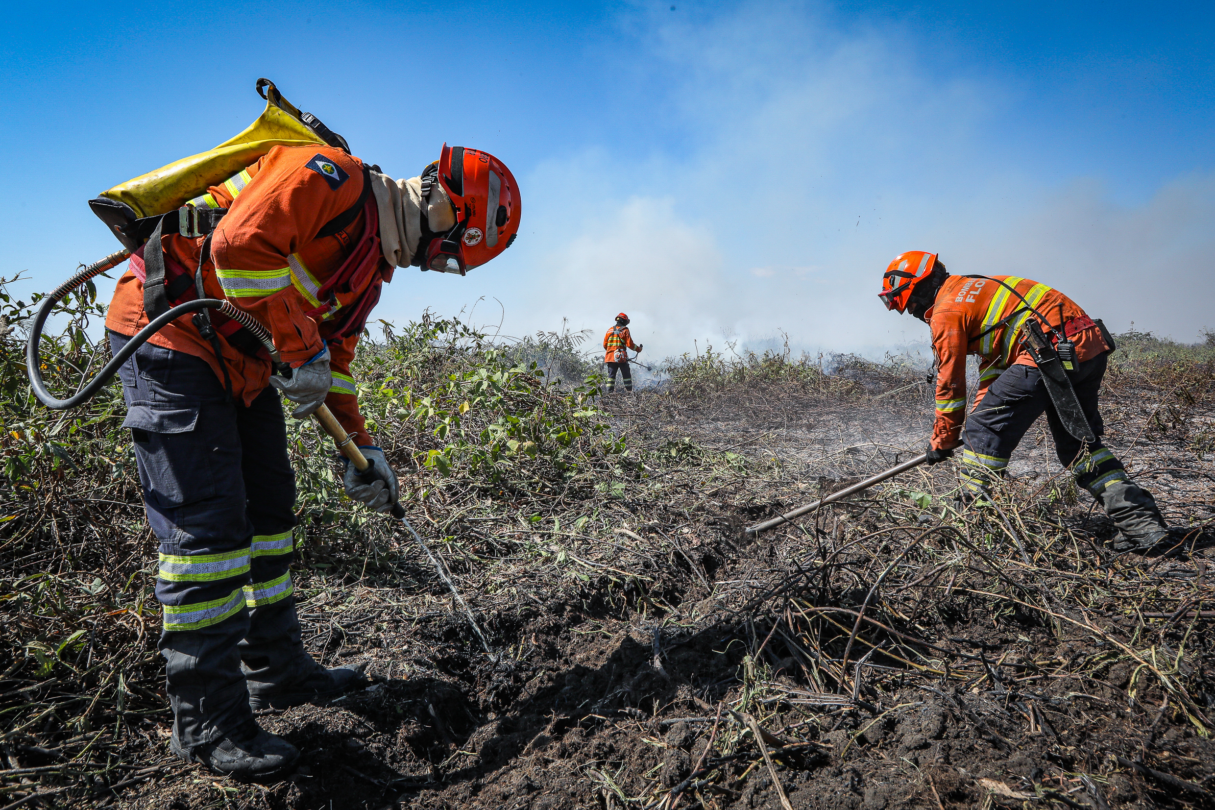 Corpo de Bombeiros extingue incêndio em Alto Araguaia e combate outros 16 em MT nesta quinta-feira (1º)