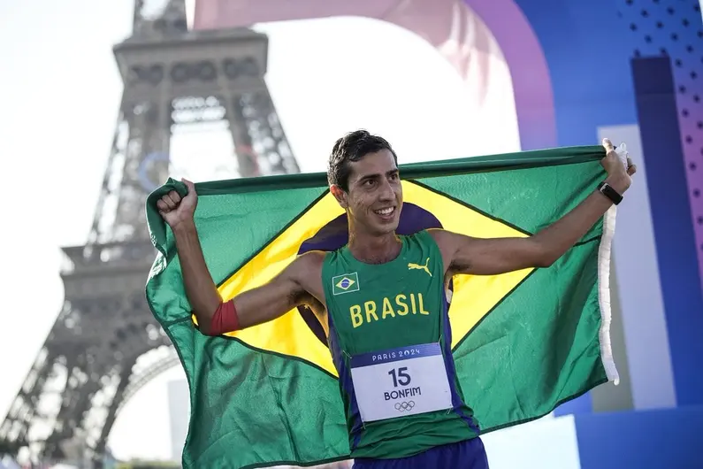 Caio Bonfim conquista medalha de prata inédita na marcha atlética