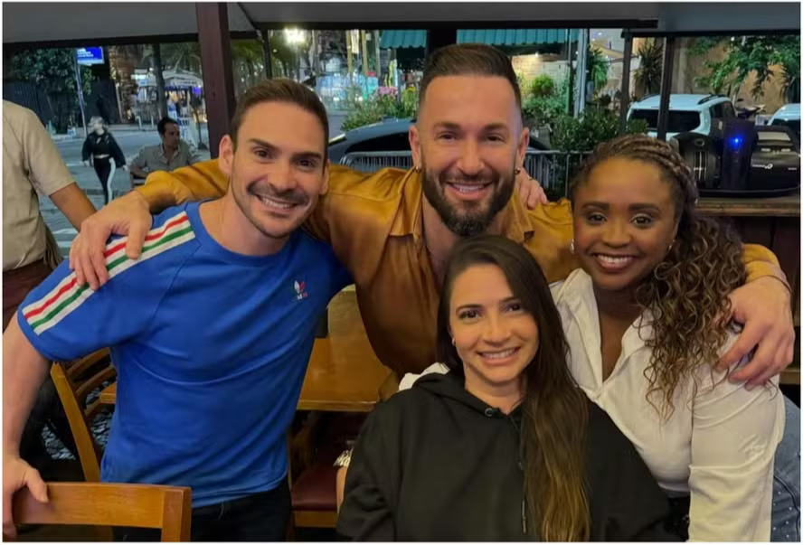 Diego Hypolito, Daiane dos Santos, Arthur Zanetti e Lais Souza curtem barzinho