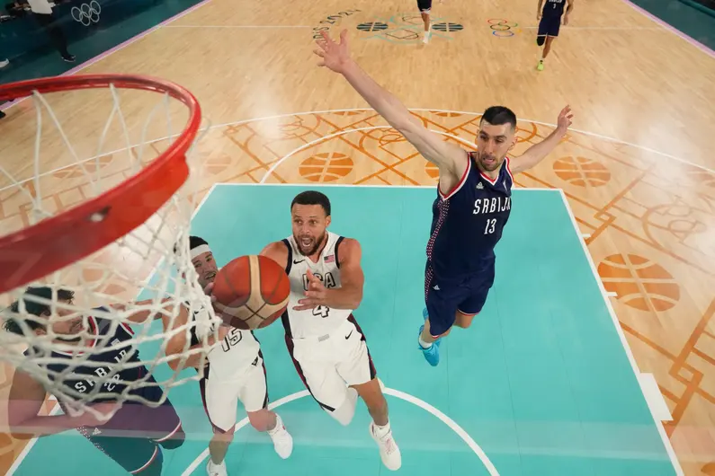 Dream Team acorda de ‘pesadelo’, vira contra a Sérvia e vai à final do basquete das Olimpíadas