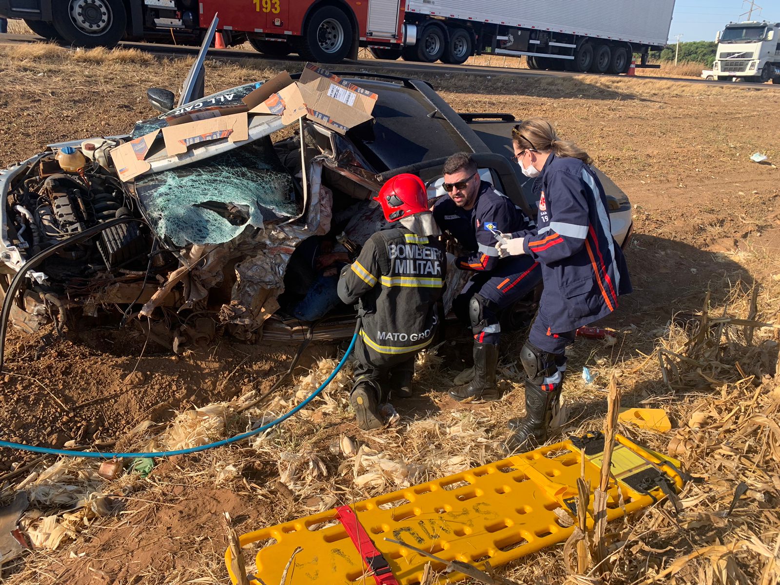 Bombeiros socorrem vítima que ficou presa às ferragens em acidente na BR-070