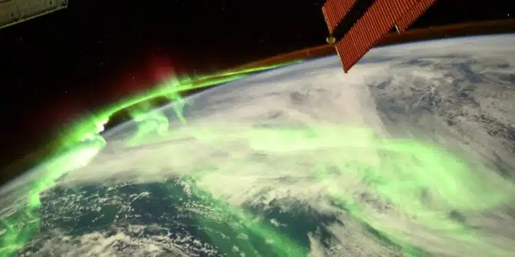 Fenômeno atinge a Terra e rede elétrica e satélites podem ser afetados