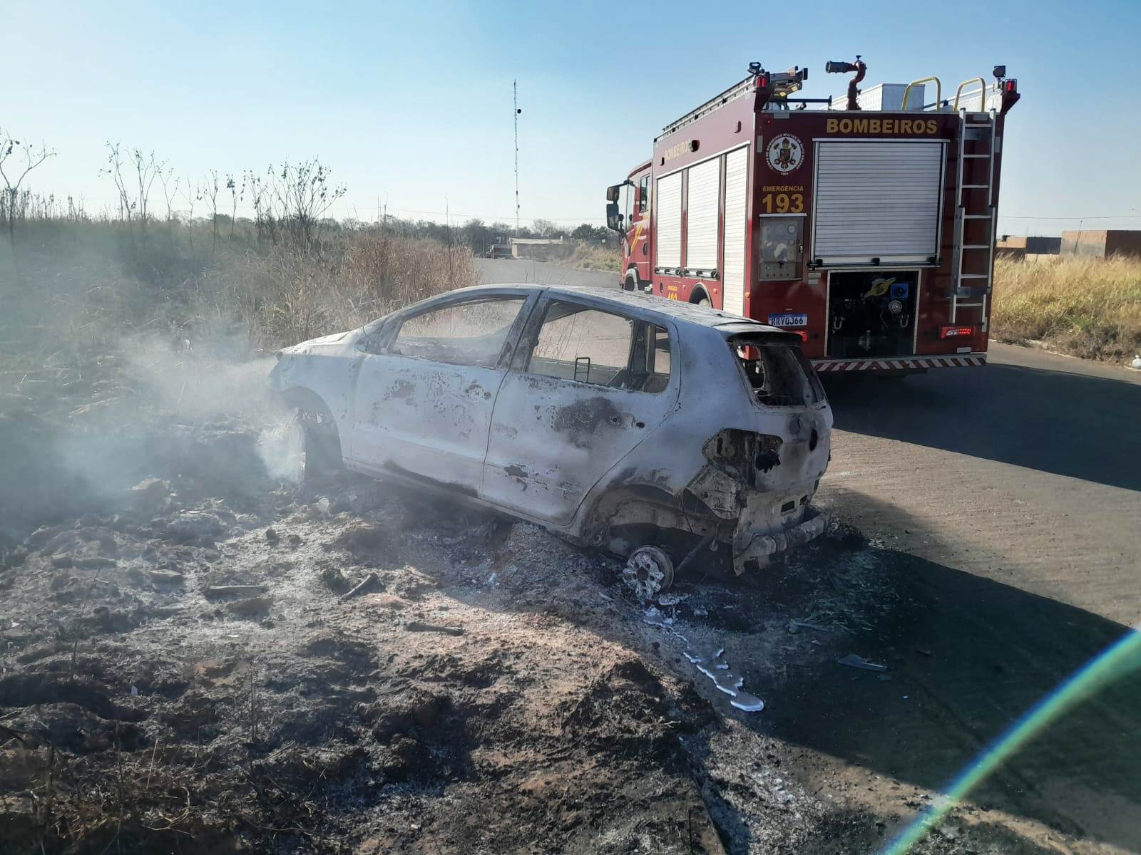 Bombeiros extinguem incêndio em veículos em Rondonópolis