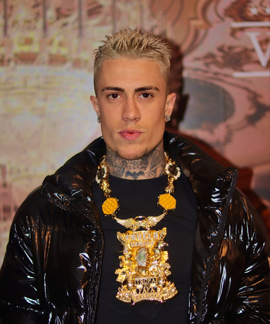 Como MC Daniel consegue fortuna impressionante e ter 5 mansões, carros de luxo e anel de R$ 56 mil?