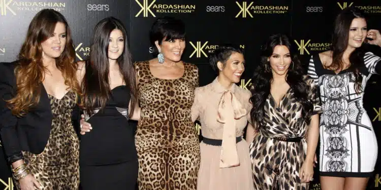 Bilhões e Batons: Conheça a fortuna das Kardashians que conquistaram o mundo