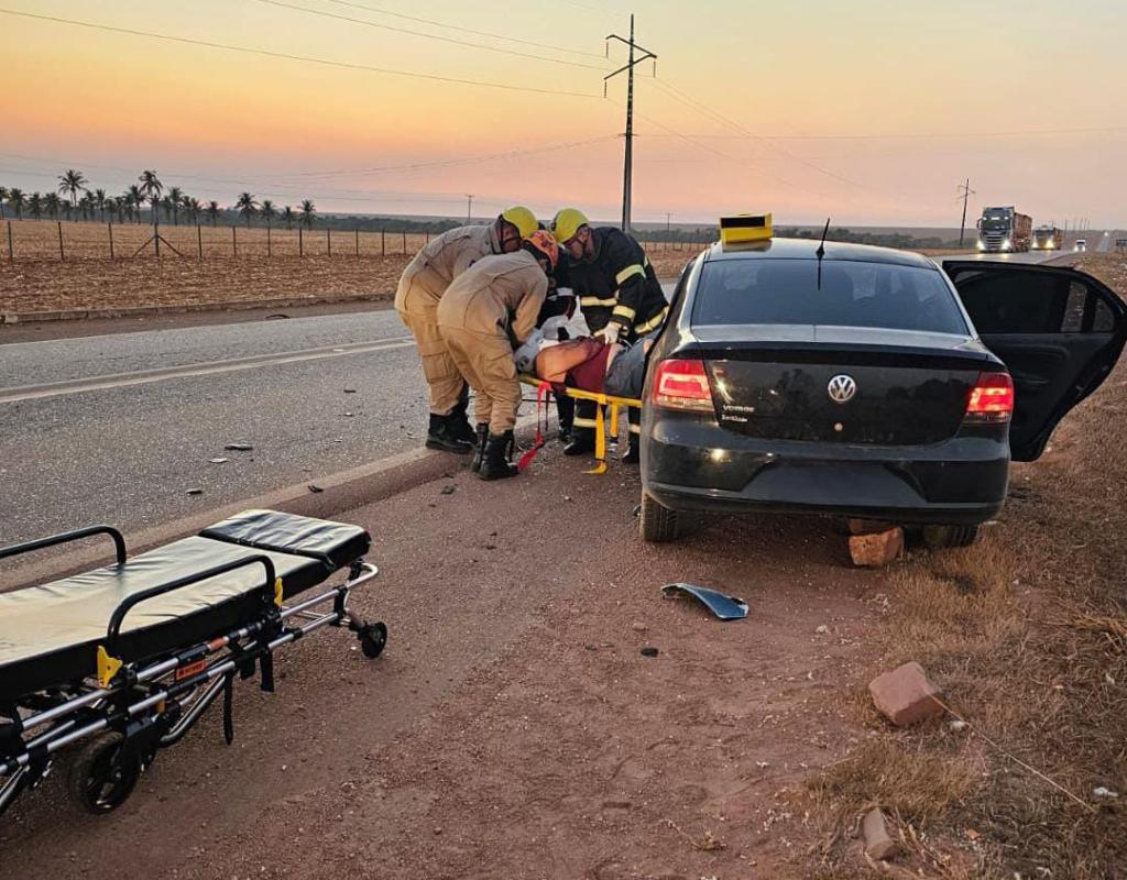 Corpo de Bombeiros atende ocorrência de acidente de trânsito envolvendo carro de passeio e ônibus
