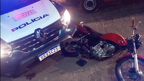 Casal em motocicleta sem CNH colide com viatura após fuga em alta velocidade