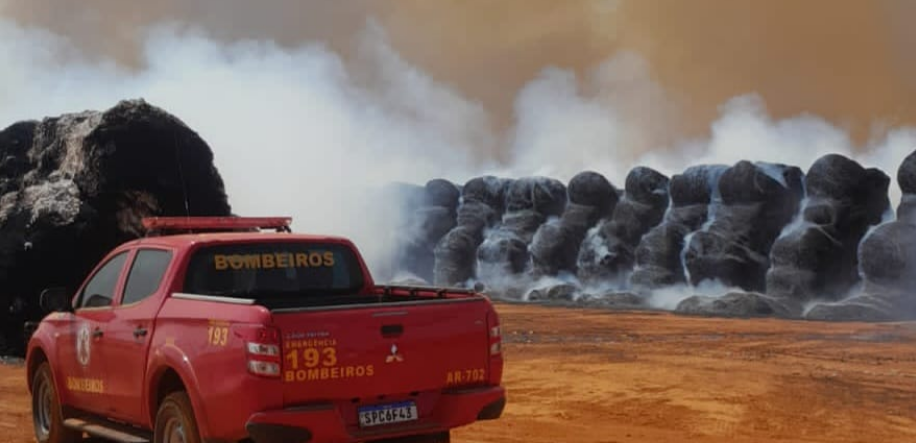 Fogo em fazenda atinge 1,4 mil rolos de algodão em Mato Grosso