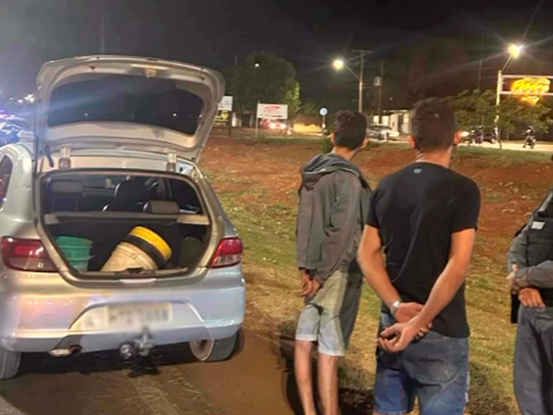 Dupla é flagrada com drogas e quebra celulares em abordagem policial em Rondonópolis