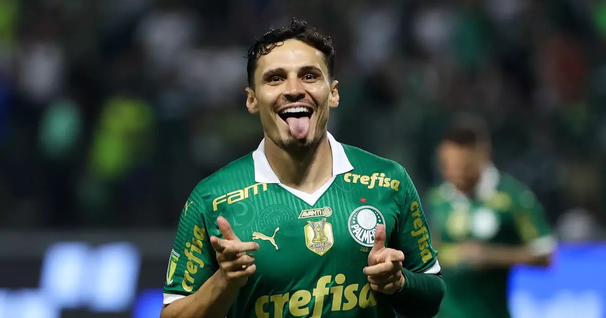Raphael Veiga escapa de suspensão, mas retorno ao time titular do Palmeiras é incerto
