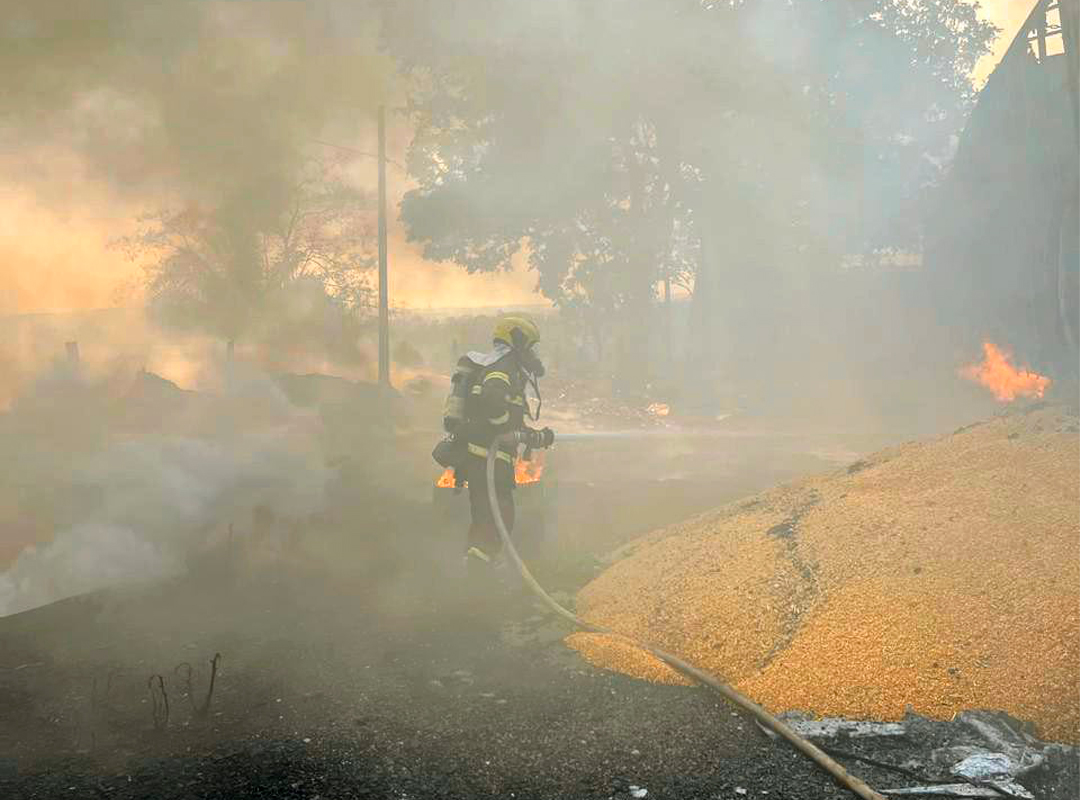 Bombeiros combatem incêndio em caminhão carregado de milho na BR-364