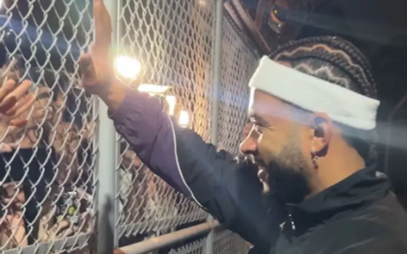 Memphis Depay desembarca no Brasil e encontra torcedores do Corinthians no aeroporto