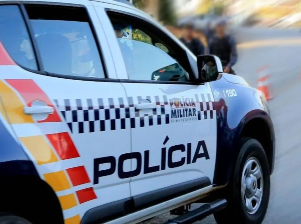 Mulher causa tumulto em órgão público e desacata policiais em Rondonópolis