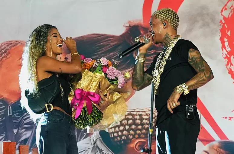 No palco do Rock in Rio, Poze do Rodo pede namorada em casamento