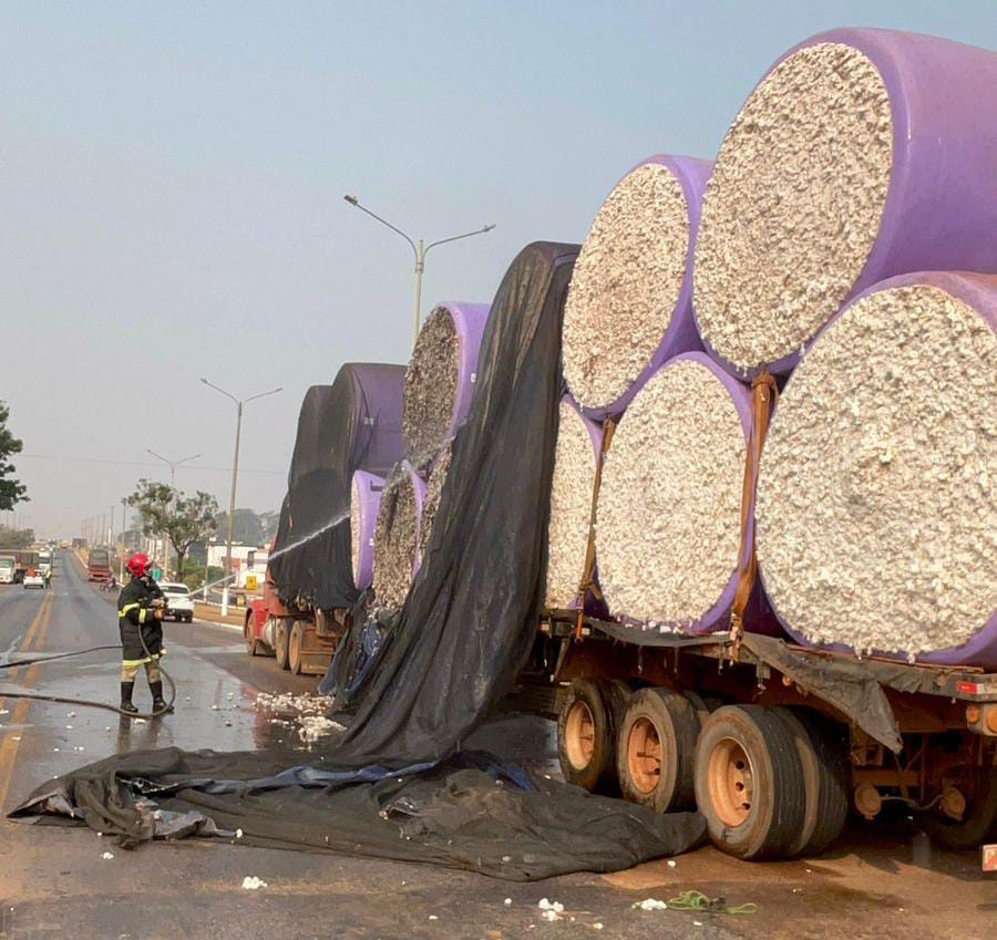 Bombeiros combatem incêndio em carga de algodão em caminhão