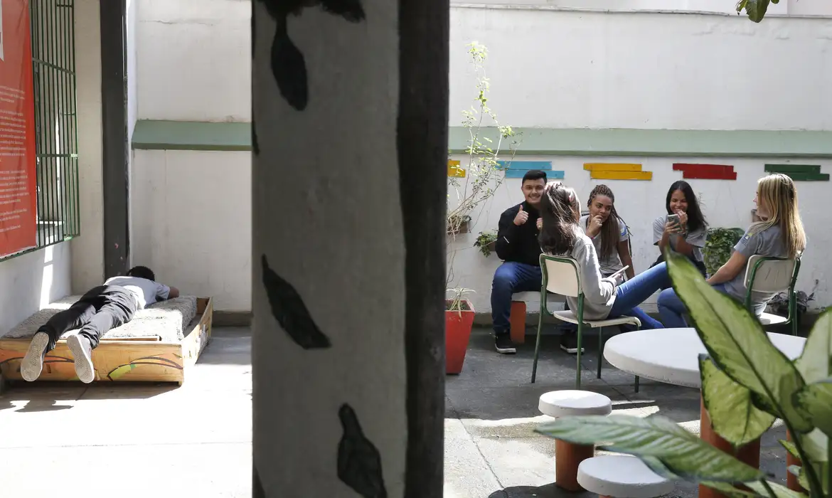 Diretores que mais reduzirem evasão escolar serão premiados