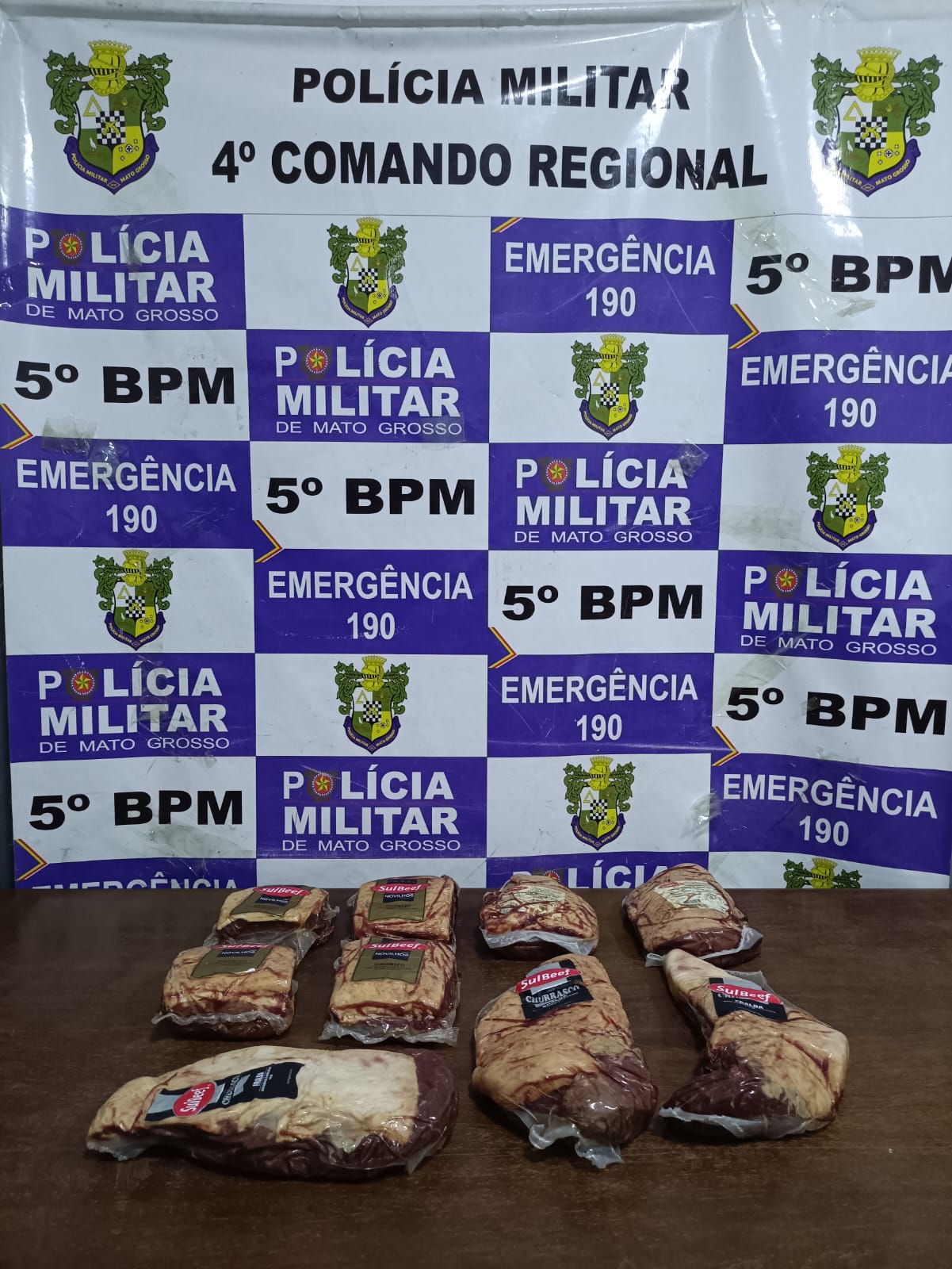 Funcionária é flagrada tentando furtar carnes em supermercado de Rondonópolis