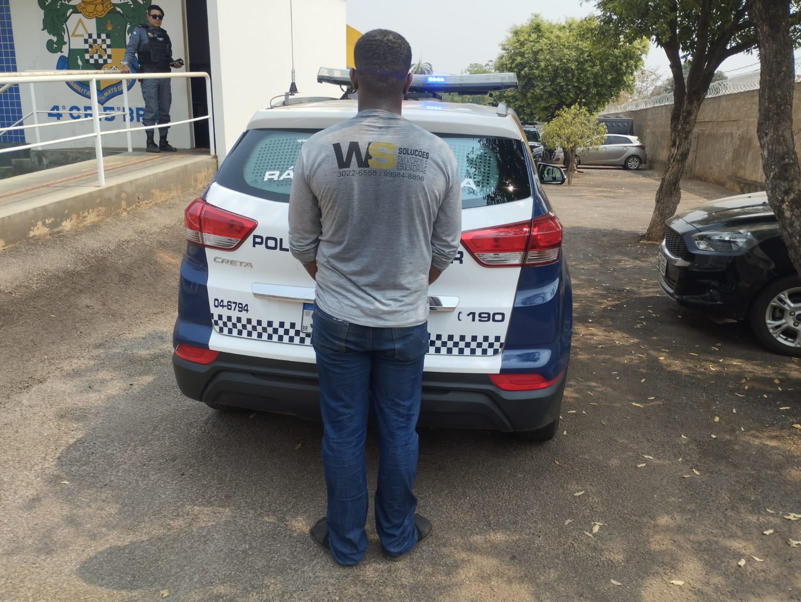 Homem agride namorada haitiana após gastar dinheiro emprestado com outra mulher