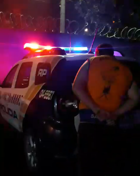 Homem é detido após ameaçar enteado e causar tumulto em casa