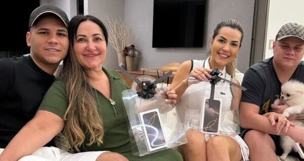 Após deixar prisão, Deolane Bezerra ganha festa em casa: “Rica de novo”