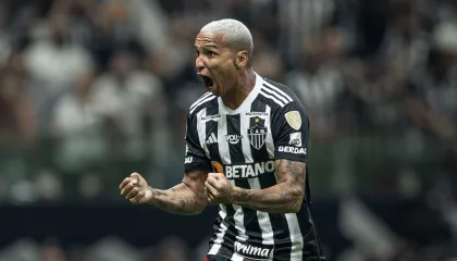 A saudável maluquice de Deyverson faz bem ao futebol