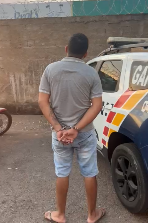 Polícia Militar prende traficante em Rondonópolis com drogas e simulacros de armas