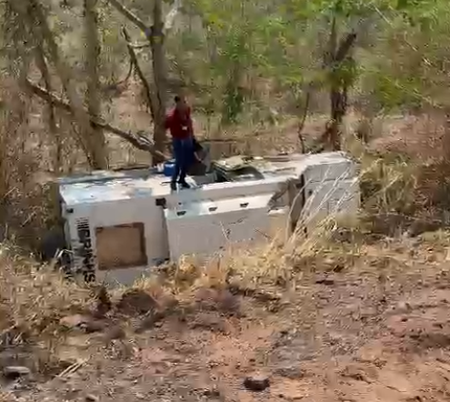 Polícia Militar atende ocorrência de capotamento de carro-forte na BR-364, próximo a Rondonópolis