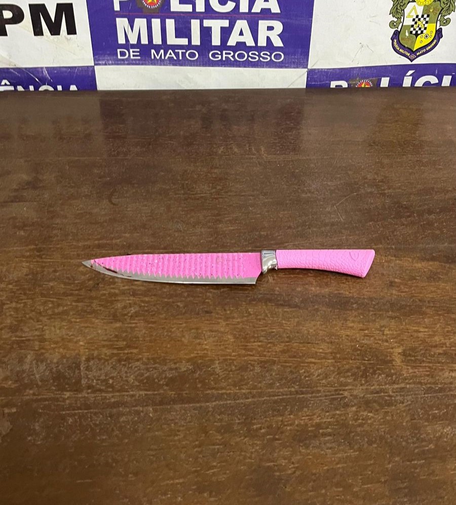 PM prende mulher suspeita de esfaquear namorado após crise de ciúmes