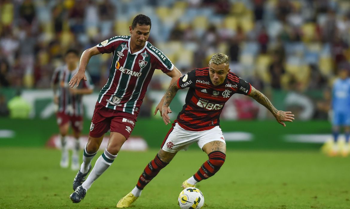 Com show de Ganso, Fluminense bate o Flamengo e sai da zona de rebaixamento