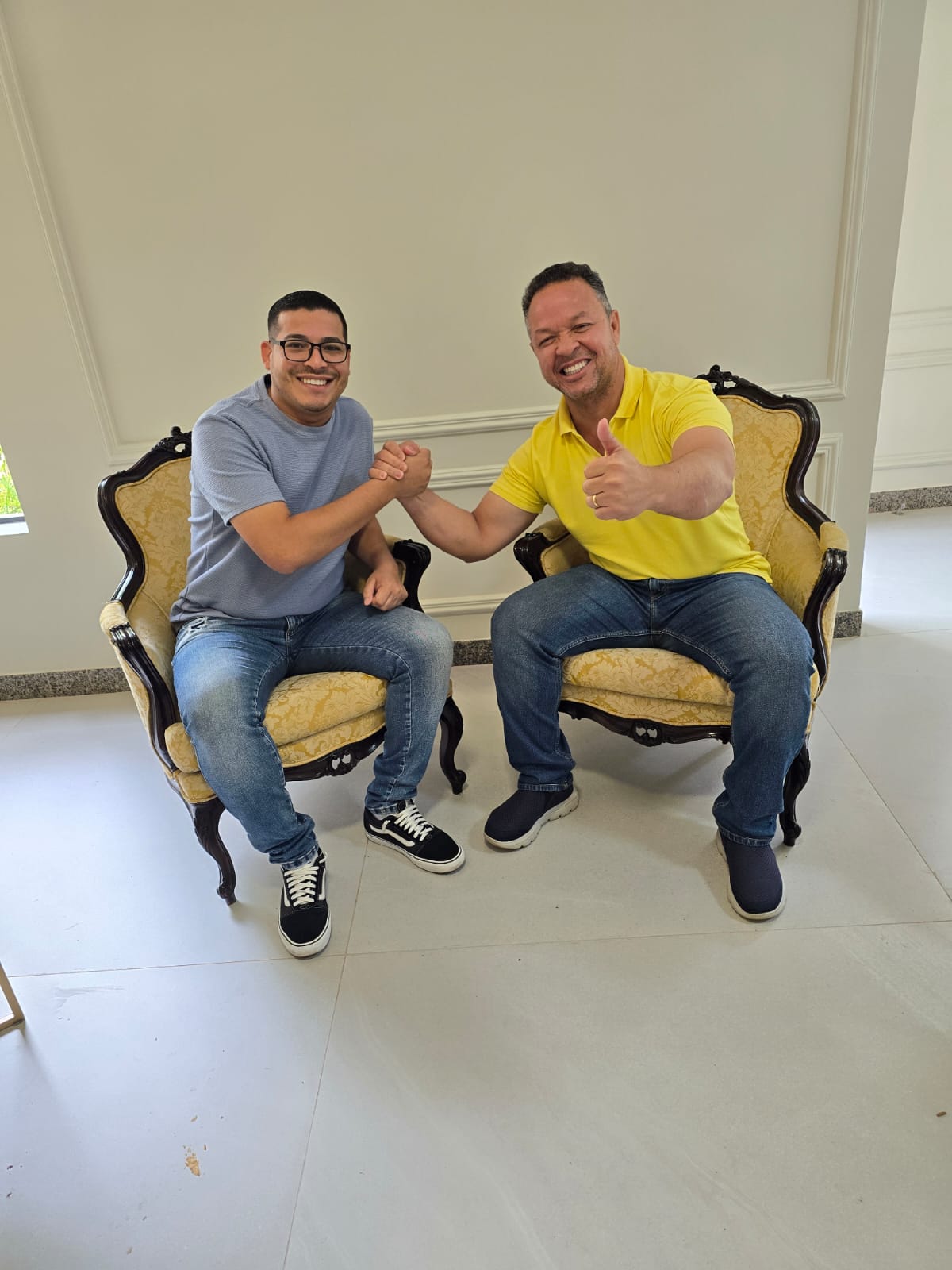 Prefeito Eleito Cláudio Ferreira Recebe Vereador Vinícius Amoroso para Fortalecer Parceria com Nova Gestão