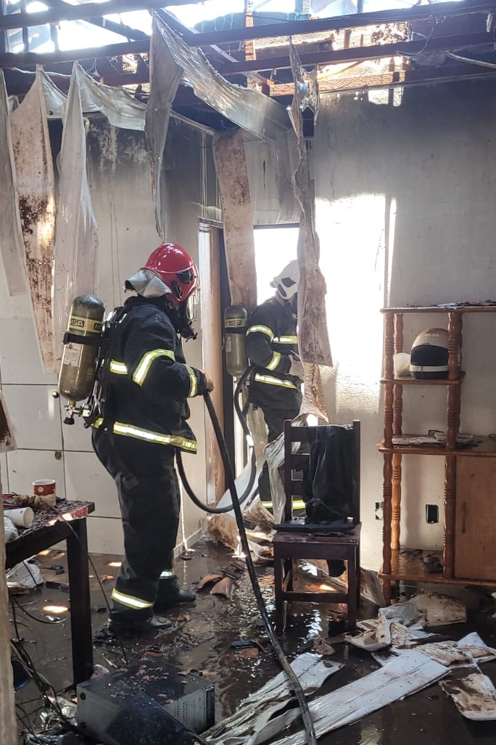 Rondonópolis | Corpo de Bombeiros combate incêndio em residência