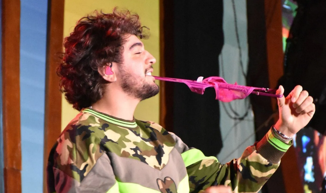 Nattanzinho ganha calcinha de fã em show de Léo Santana: “Cheirosa”