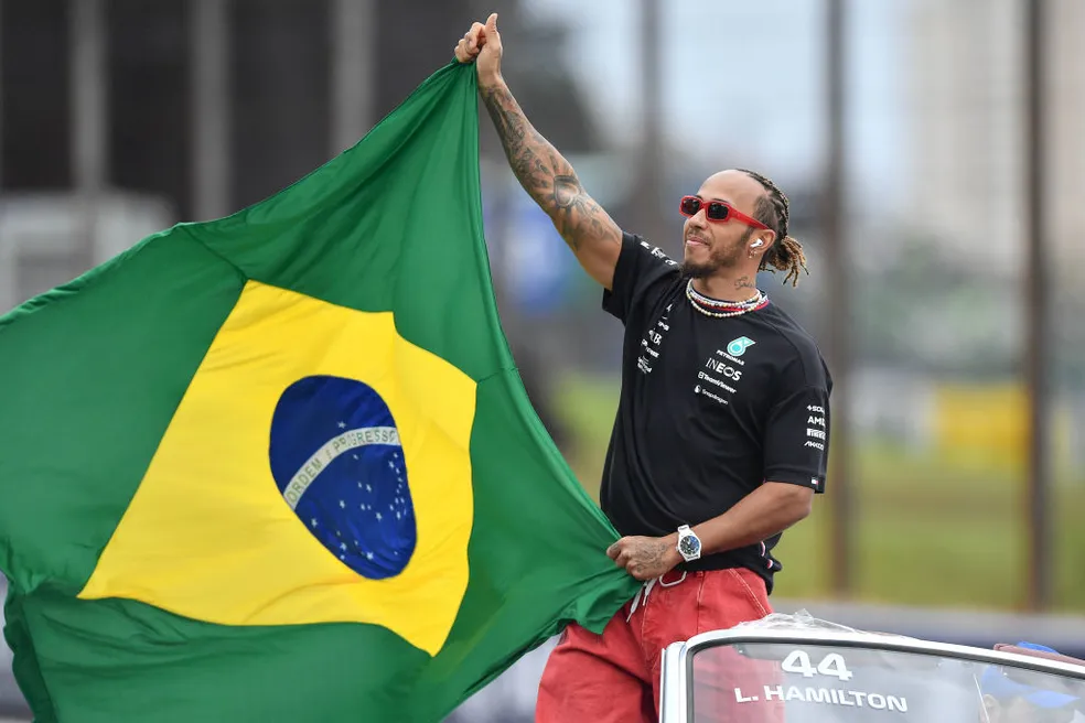 Lewis Hamilton volta ao Brasil e celebra em português: 