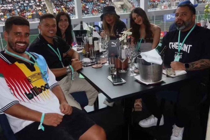 Trio de famosos: Amanda Kimberlly, Rafaella Santos e amigo de Neymar sem evento
