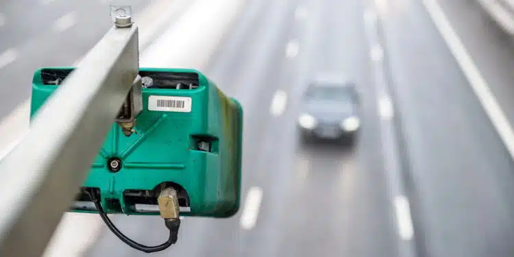 Entenda o funcionamento do radar que flagra uso de celular ao volante