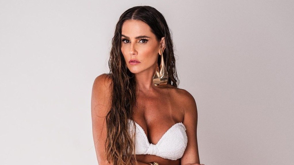 Deborah Secco curte natureza de biquíni laranja e exibe clique: ‘Ela fã de praia’