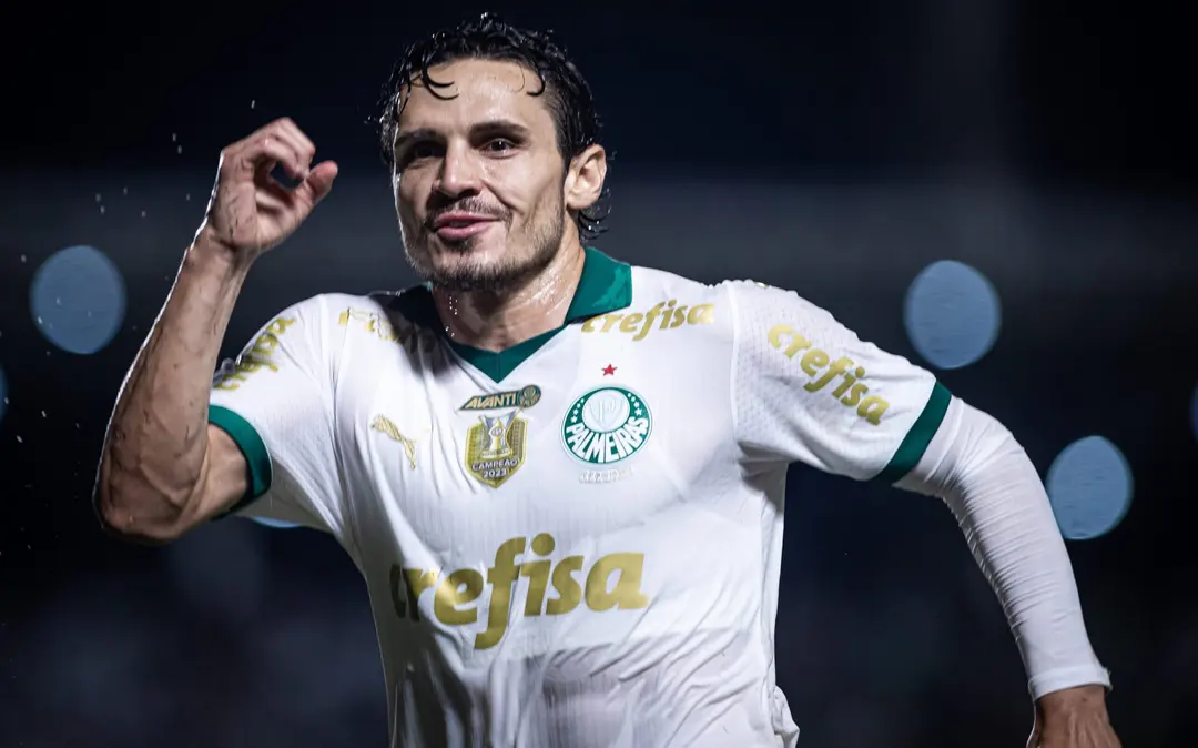 Palmeiras vence o Atlético-GO e assume a liderança do Brasileirão