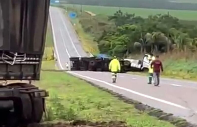 Campo Verde | Carreta atravessa canteiro e tomba em trecho duplicado de rodovia 