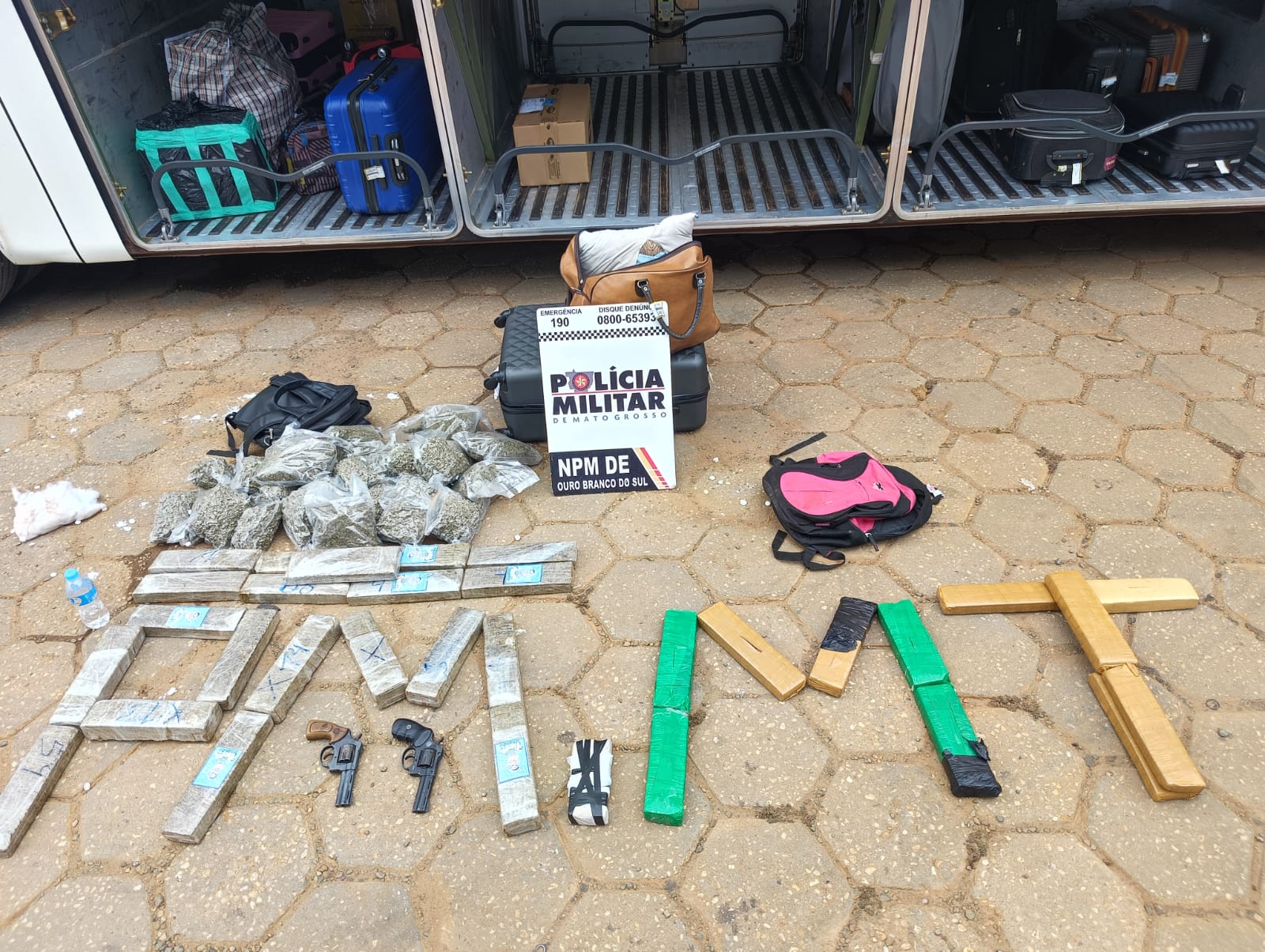 PM detém dupla que transportava 32 tabletes de maconha, 24 pacotes de skank e arma de fogo