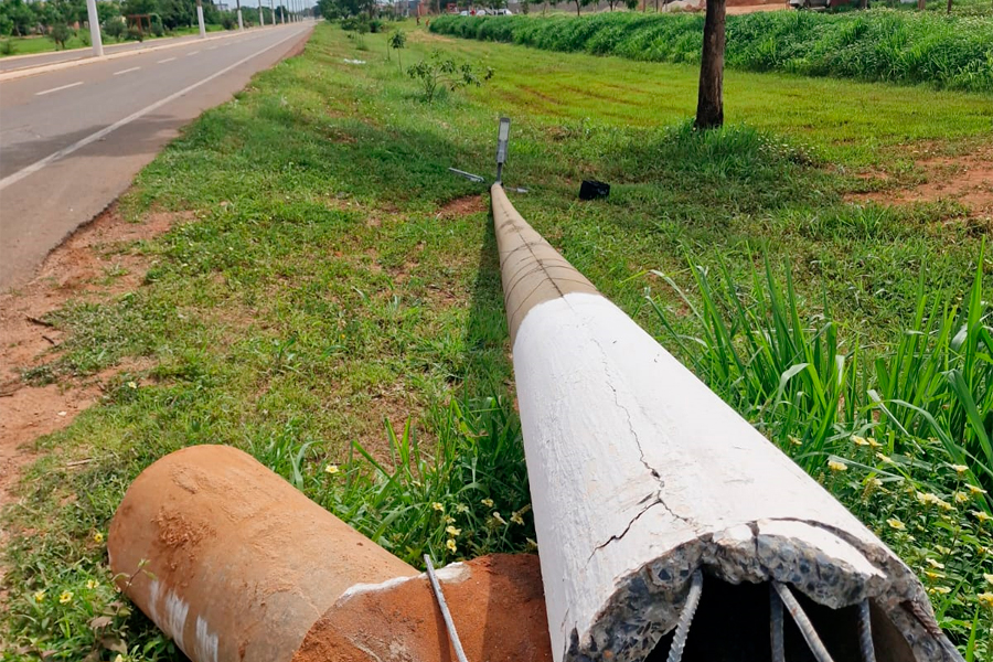 Ação rápida da Coder remove poste caído e libera trânsito na Avenida dos Estudantes