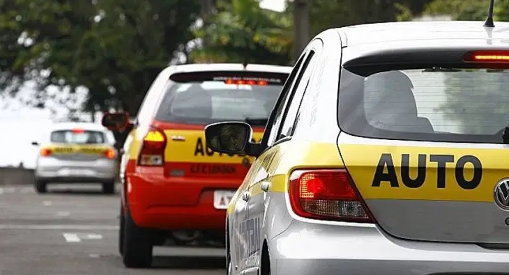 Nova lei sancionada por Lula traz ‘fim’ para carros de autoescolas