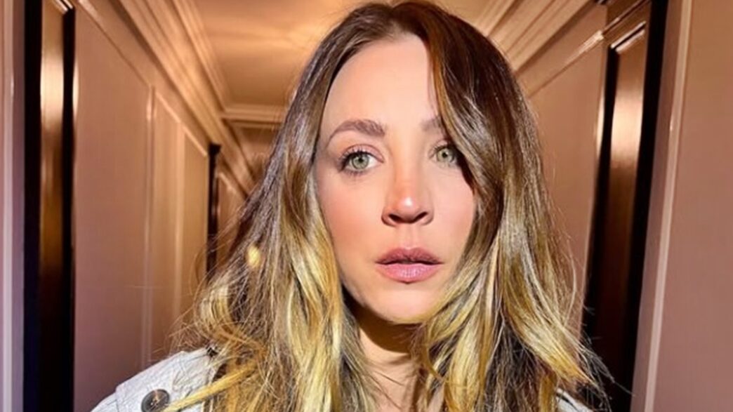 Kaley Cuoco relata momento constrangedor em hotel: “Homem no meu quarto enquanto estava nua”