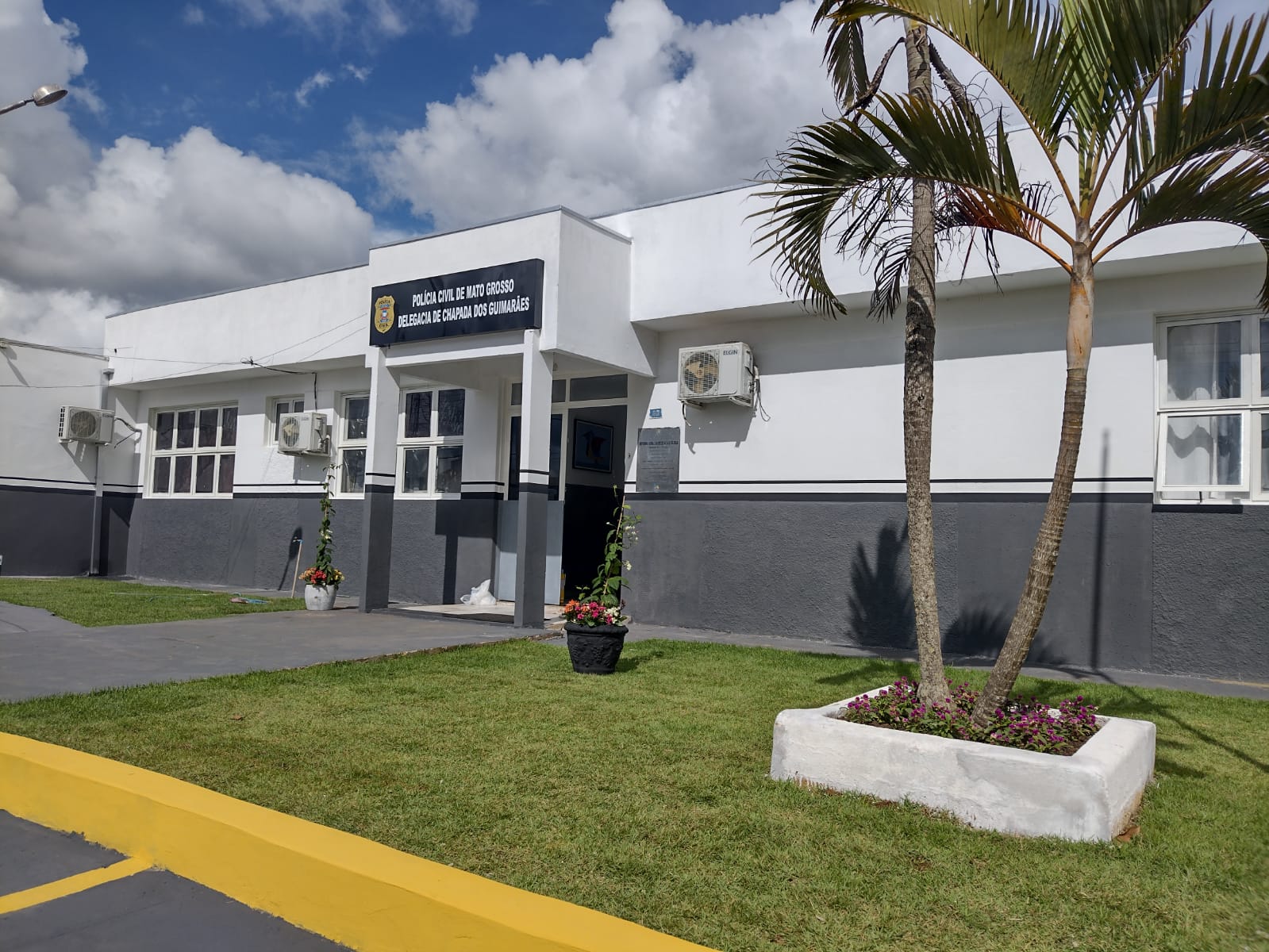 Foragido procura delegacia para fazer boletim e é preso após policiais verificarem mandado em aberto