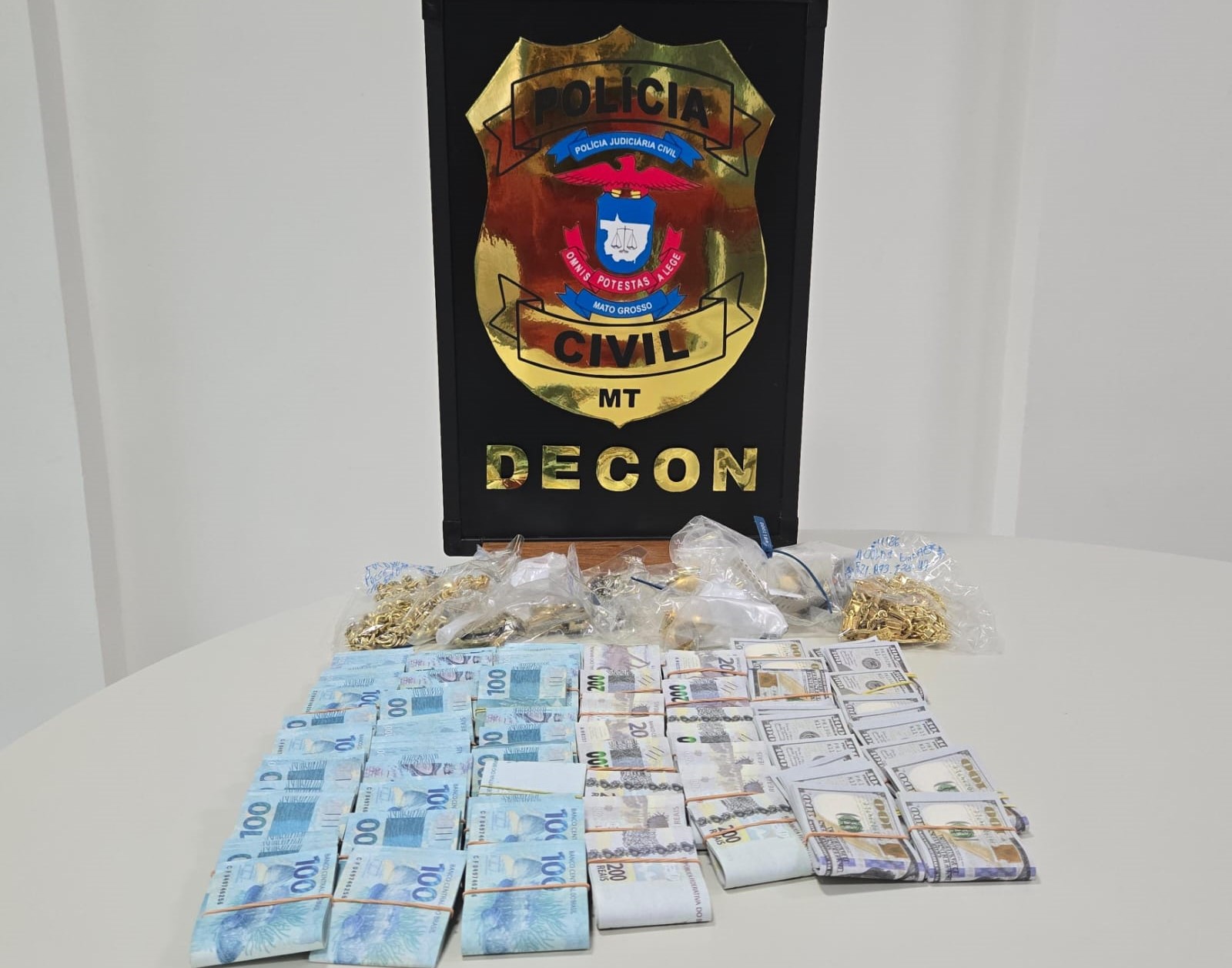 Polícia Civil apreende 128 mil reais e 31 mil dólares em notas falsas com influenciadores