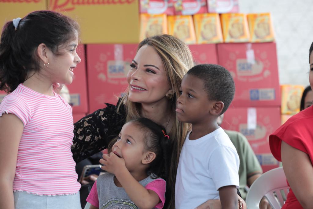 Tesouro | Primeira-dama do Estado visita cidade e acompanha entrega de cestas especiais de Natal